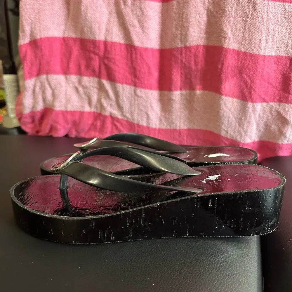 BCBG Platform Flip Flops Black Wedge Sandals Womens Size 10 Logo Disc Thong